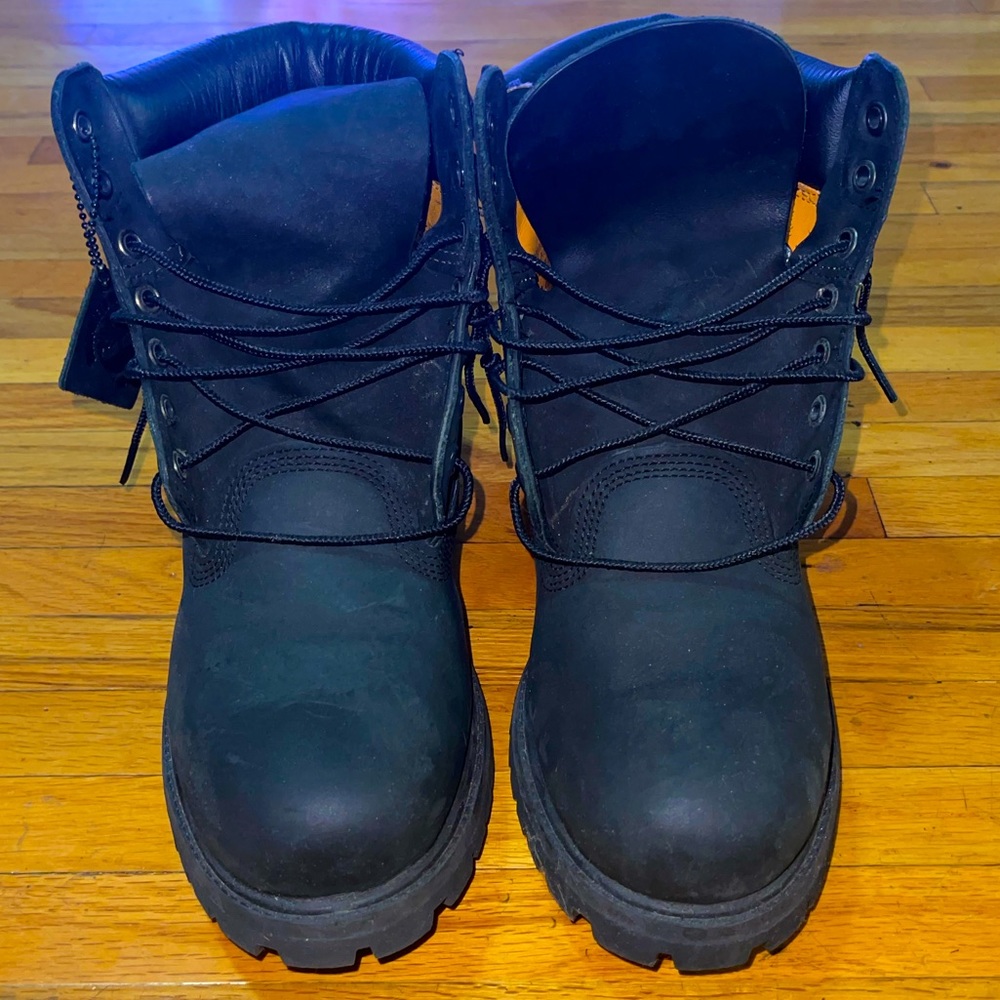 Timberland 6” Premium Boots
Color- Black Nubuck
Size- 9.5
Good Condition
